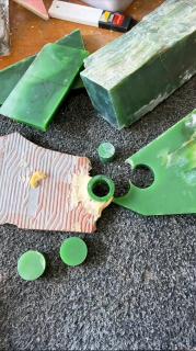 和田玉碧玉加工中,俄碧老料.粉绿色,可惜出不了大件,做扳指了